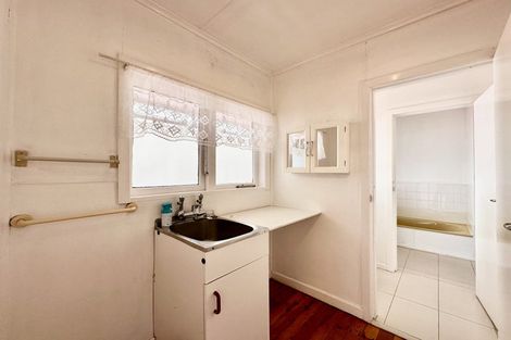 Photo of property in 19 Fairlea Road, Te Atatu South, Auckland, 0610