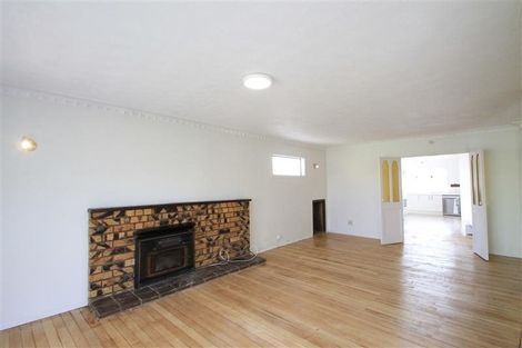 Photo of property in 17 Kirrie Avenue, Te Atatu South, Auckland, 0610