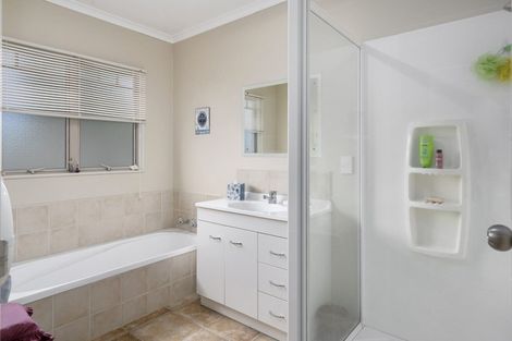 Photo of property in 22 Abby Road, Fitzherbert, Palmerston North, 4410