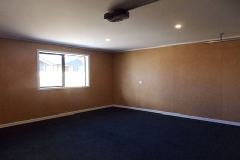Photo of property in 18 Sardinia Grove, Fitzherbert, Palmerston North, 4410