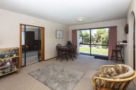 Photo of property in 8 Edron Place, Redwood, Christchurch, 8051