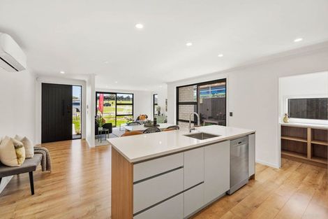 Photo of property in 100 Metoriti Crescent, Karaka, 2124