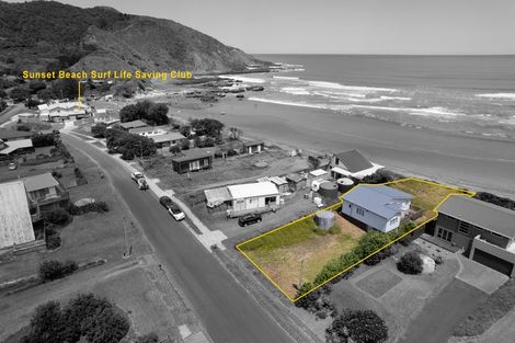 Photo of property in 21 Ocean View Road, Port Waikato, 2695