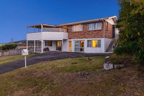 Photo of property in 1 Wakeling Avenue, Te Atatu South, Auckland, 0610