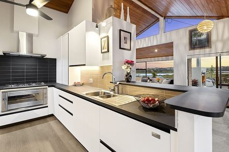 Photo of property in 11 The Terrace, Herald Island, Auckland, 0618