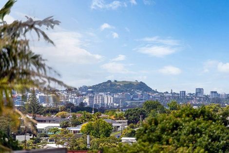 Photo of property in 14 Holdaway Avenue, Northcote, Auckland, 0627