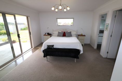 Photo of property in 24 Charles Street, Carterton, 5713