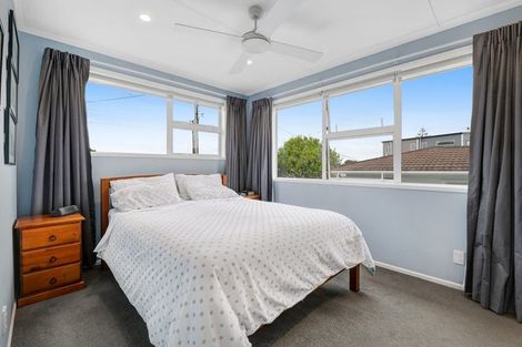 Photo of property in 1/302 Sunset Road, Windsor Park, Auckland, 0632