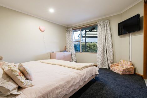 Photo of property in 18 Gibbston Close, Huntington, Hamilton, 3210