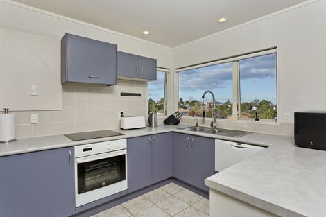 Photo of property in 2/12 Mossop Rise, Glenfield, Auckland, 0629