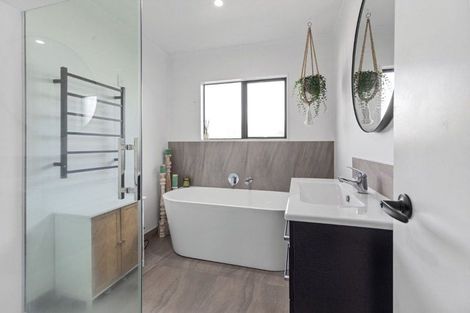 Photo of property in 10a Hayley Grove, Papamoa Beach, Papamoa, 3118