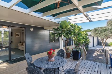 Photo of property in 6 Marram Way, Peka Peka, Waikanae, 5391