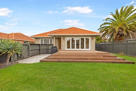 Photo of property in 2/81 Nile Road, Milford, Auckland, 0620