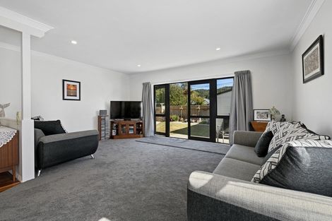 Photo of property in 10 Oak Street, Ebdentown, Upper Hutt, 5018