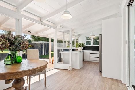 Photo of property in 18 Penton Road, Stanmore Bay, Whangaparaoa, 0932