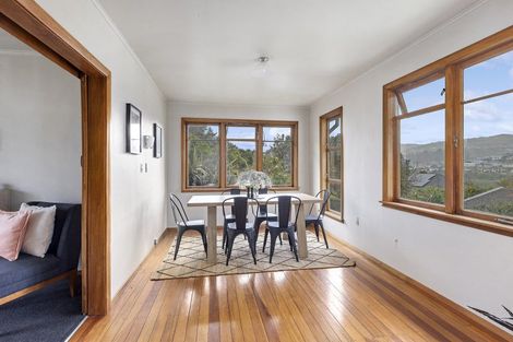 Photo of property in 17 Kereru Bend, Tawa, Wellington, 5028