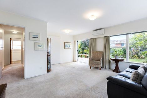 Photo of property in 2/5 Evelyn Place, Hillcrest, Auckland, 0627