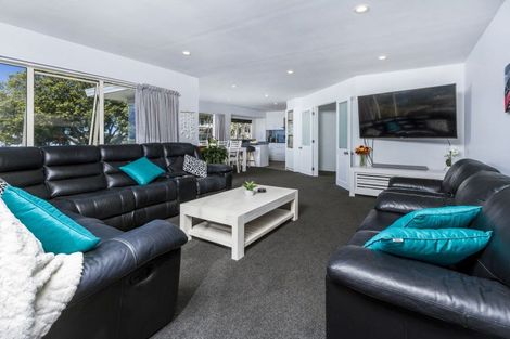 Photo of property in 2/133 Carlisle Road, Northcross, Auckland, 0632