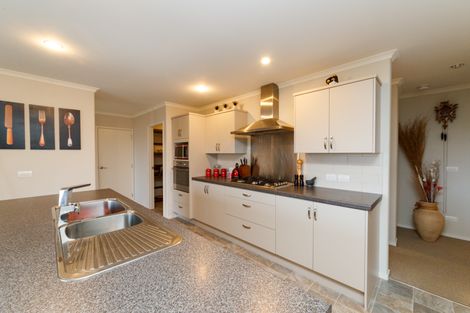 Photo of property in 33 Silkwood Place, Fitzherbert, Palmerston North, 4410