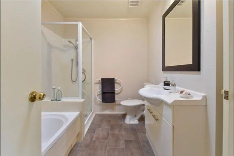 Photo of property in 28 Silkwood Grove, Totara Heights, Auckland, 2105