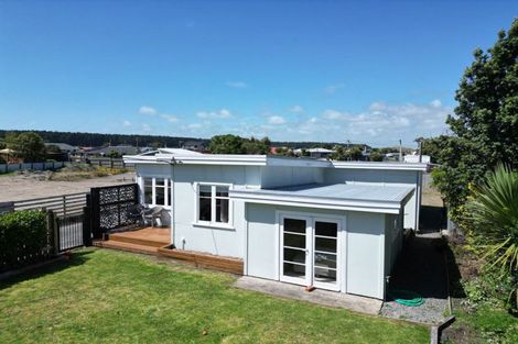 Photo of property in 14 Carthew Terrace, Foxton Beach, Foxton, 4815