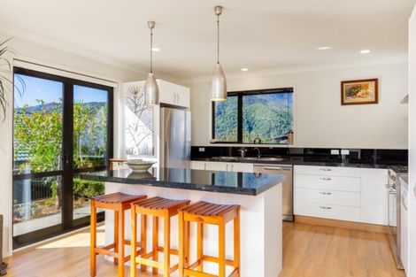 Photo of property in 30 Harbour View Heights, Picton, 7220