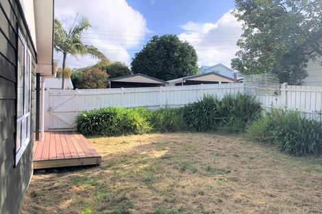 Photo of property in 30b William Bond Street, Stanley Point, Auckland, 0624