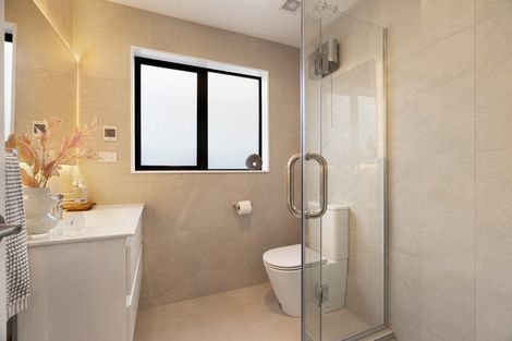 Photo of property in 8a Catalina Crescent, Forrest Hill, Auckland, 0620