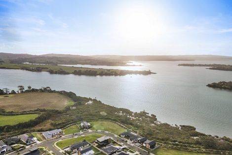 Photo of property in 32 Tahuna Minhinnick Drive, Glenbrook, Waiuku, 2681