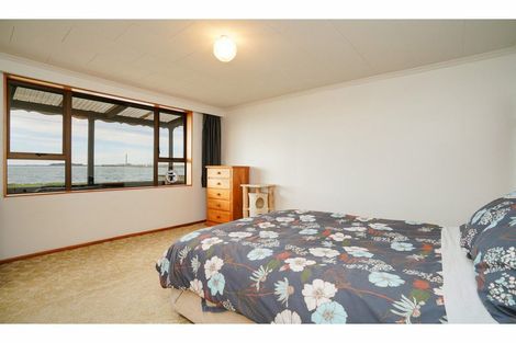 Photo of property in 220 Marine Parade, Bluff, 9814