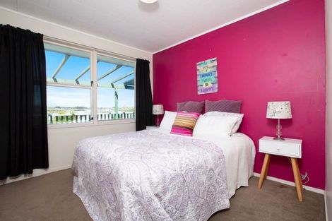 Photo of property in 17 Magdalen Place, West Harbour, Auckland, 0618