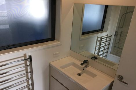 Photo of property in 2/48 Sunset Road, Unsworth Heights, Auckland, 0632