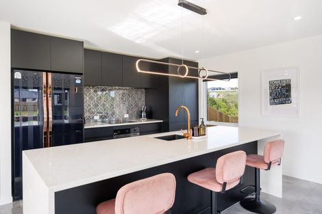Photo of property in 37 Vaucluse Heights, Fitzherbert, Palmerston North, 4410