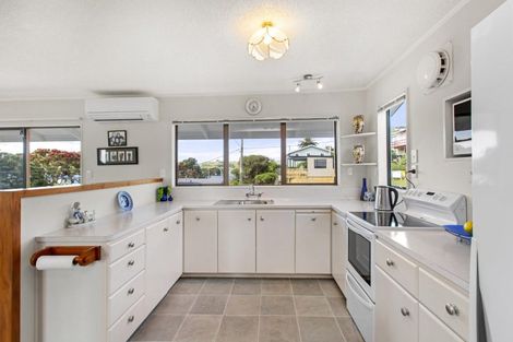 Photo of property in 51 Wallis Street, Raglan, 3225