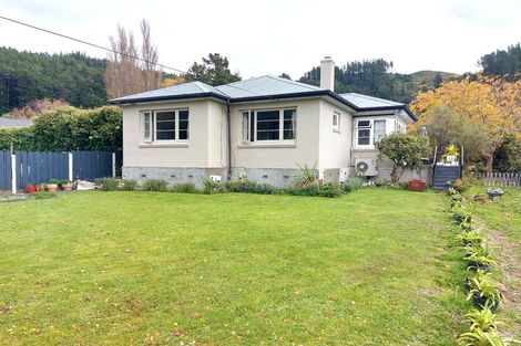 Photo of property in 66 Pinehaven Road, Pinehaven, Upper Hutt, 5019