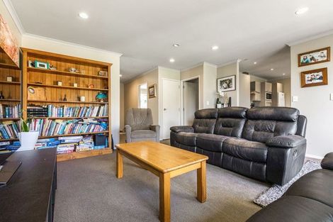 Photo of property in 31 Condor Place, Unsworth Heights, Auckland, 0632