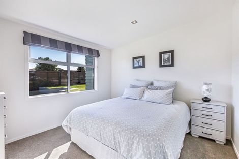 Photo of property in 5 Kaimai Place, Aotea, Porirua, 5024