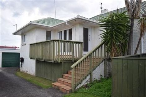 Photo of property in 2/40 Pupuke Road, Takapuna, Auckland, 0622