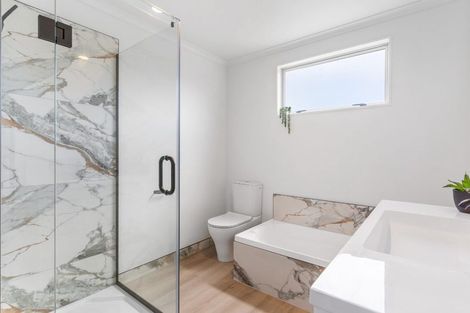 Photo of property in 2 Verdale Circle, Glen Eden, Auckland, 0602