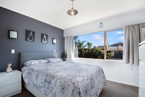 Photo of property in 2/3 Cezanne Place, New Lynn, Auckland, 0600