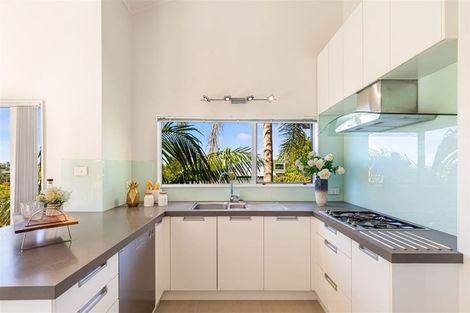 Photo of property in 2/595 Glenfield Road, Totara Vale, Auckland, 0629