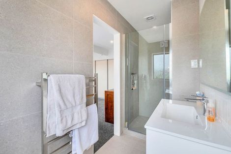 Photo of property in 1 Tiri View Place, Waiake, Auckland, 0630