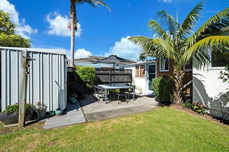 Photo of property in 1/2 Wallace Road, Ranui, Auckland, 0612