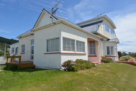 Photo of property in 252 Marine Parade, Bluff, 9814