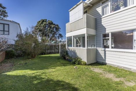 Photo of property in 3/139 Queens Drive, Lyall Bay, Wellington, 6022