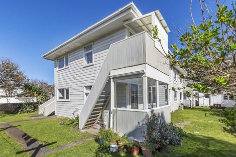 Photo of property in 3/139 Queens Drive, Lyall Bay, Wellington, 6022