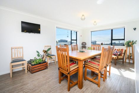 Photo of property in 17 Marine Parade South, Foxton Beach, Foxton, 4815