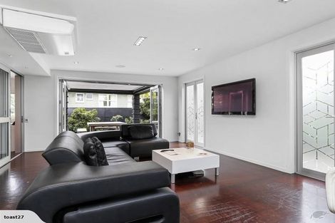 Photo of property in 2/27 Taharoto Road, Takapuna, Auckland, 0622
