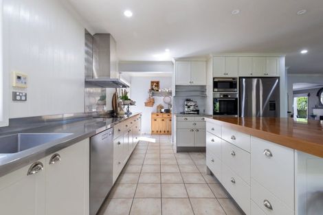 Photo of property in 33 Royal Oak Drive, Kelvin Grove, Palmerston North, 4414