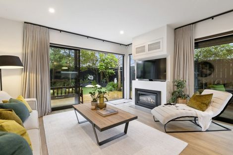 Photo of property in 136 East Coast Road, Forrest Hill, Auckland, 0620